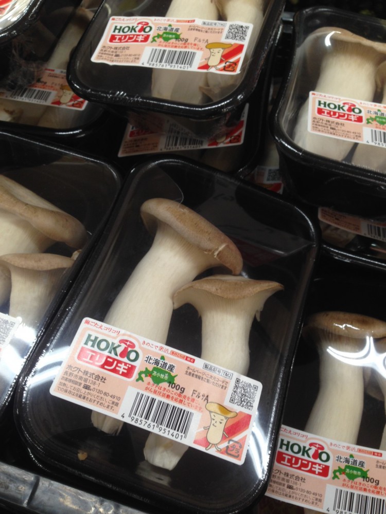 イオン帯広店火曜市りんご(余市産早生ふじ)105円大玉サイズ