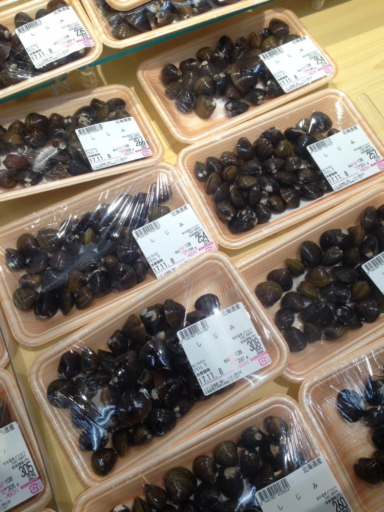 イオン帯広店火曜市りんご(余市産早生ふじ)105円大玉サイズ