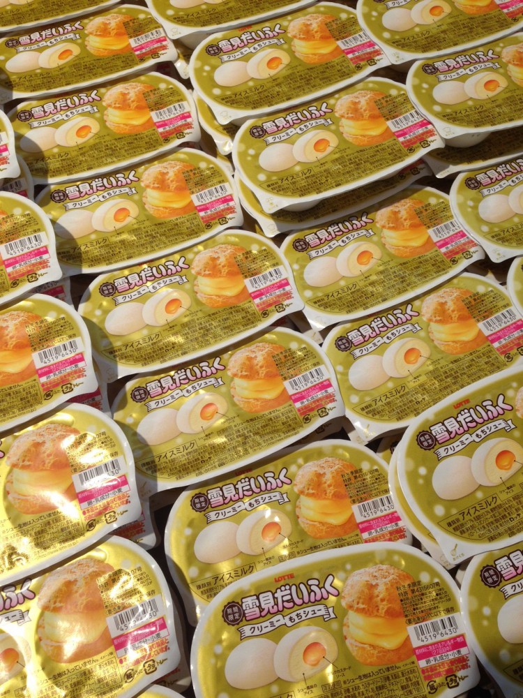 イオン帯広店火曜市りんご(余市産早生ふじ)105円大玉サイズ